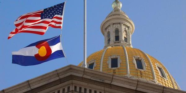 科罗拉多州议会大厦和美国国旗.