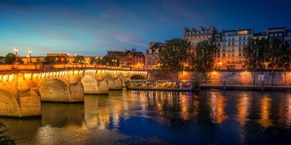 巴黎夜晚的塞纳河上的新桥和西提岛